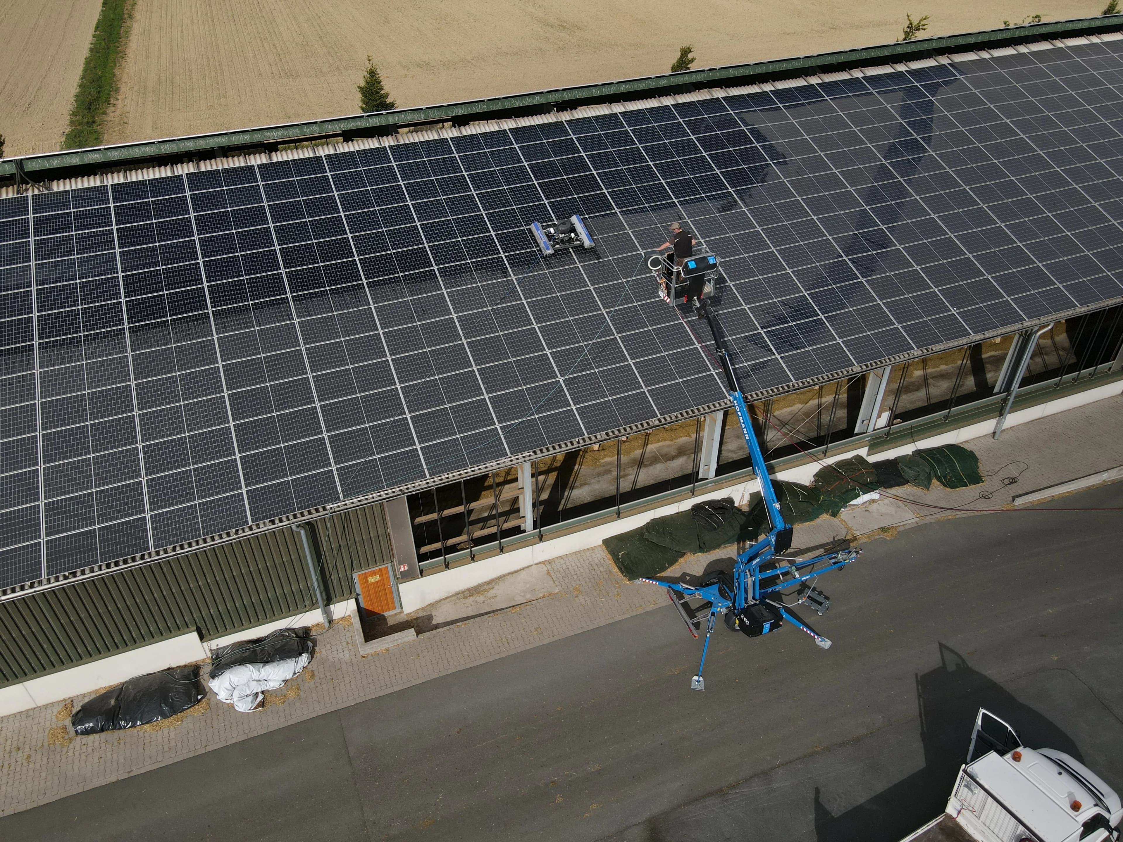 Reinigungsteam arbeitet an Modulen einer Freiflächenanlage