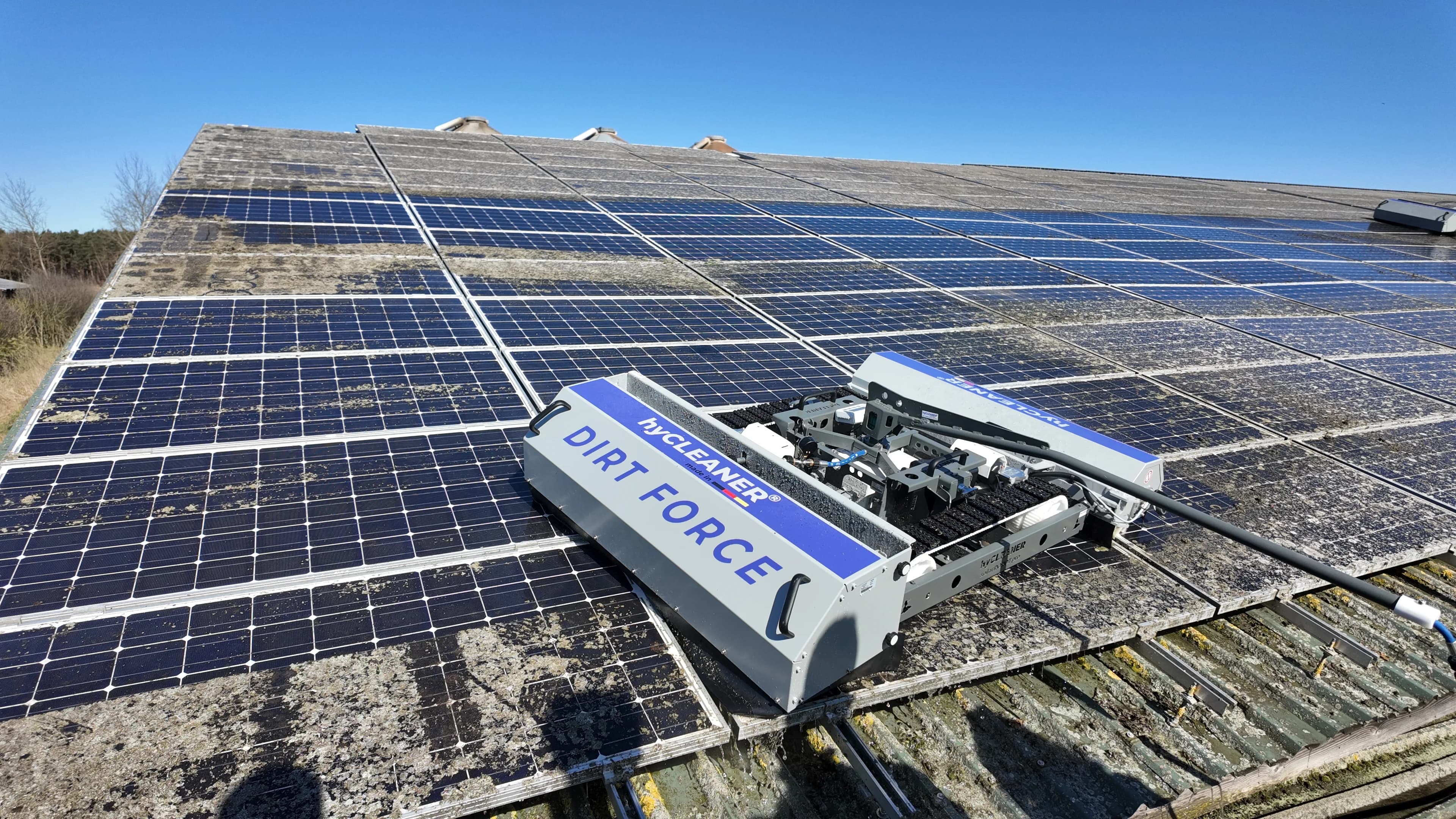 Drohnensicht auf eine Photovoltaik-Freiflächenanlage