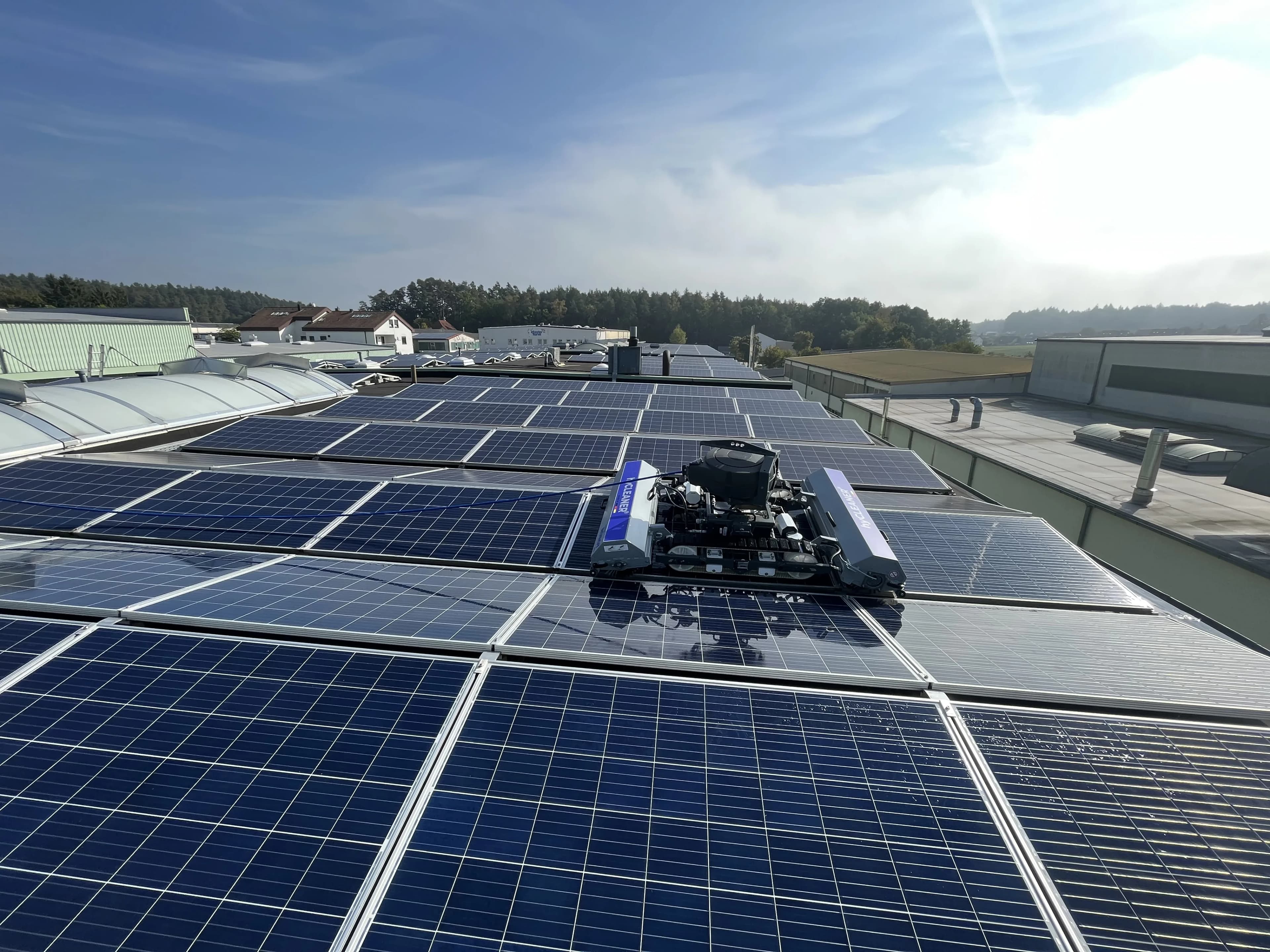 Detailaufnahme eines gereinigten Moduls mit Wasserperlen